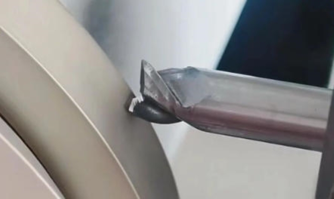 Použili jste frézu rovnou z krabice? Jak to, že to prasklo za půl hodiny?