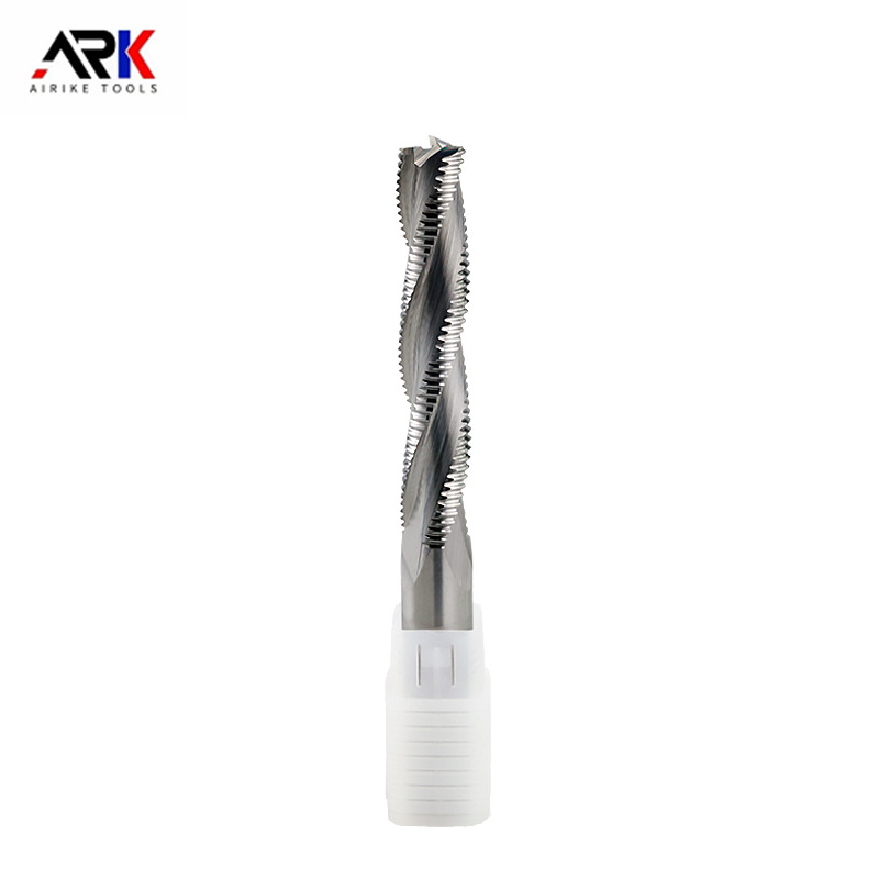 Je pro ořezávání hran lepší dřevoobráběcí fréza se spirálovou nebo rovnou drážkou?